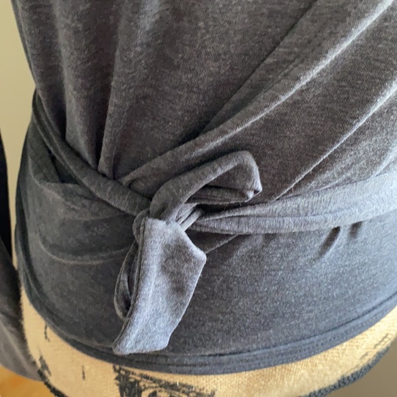 GAPfit  breathe wrap top - Picture 4 of 7